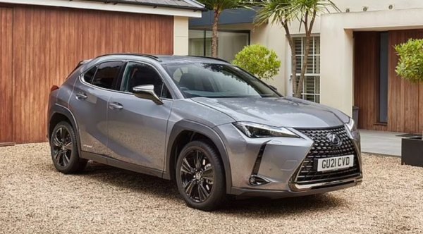 Lexus UX е отговорът на японската марка на първокласен компактен кросоувър, който да съперничи на Range Rover Evoque, Audi Q3 или BMW X1. Продава се с опцията за конвенционална самозареждаща се хибридна мощност или напълно електрическо задвижване. Първата версия дига цената си. Днес цената на тригодишния SUV е 24 000 евро.
